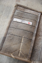 Charger l'image dans la galerie, Portemonnaie / Brieftasche aus recycelten Blättern in schwarz / Grau
