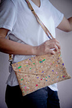 Laden des Bilds im Galerie-Viewer, Schultertasche damen, Brieftasche aus Kork mit Farbakzenten
