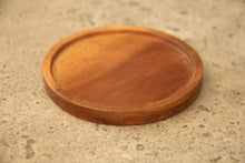 Indlæs billede til gallerivisning Kleiner Design-Holzbecher, handmade aus Akazienholz
