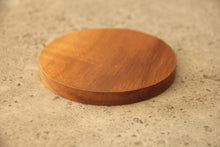 Indlæs billede til gallerivisning Kleiner Design-Holzbecher, handmade aus Akazienholz
