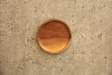 Indlæs billede til gallerivisning Kleiner Design-Holzbecher, handmade aus Akazienholz
