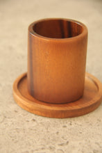 Indlæs billede til gallerivisning Kleiner Design-Holzbecher, handmade aus Akazienholz

