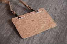 Charger l&#39;image dans la galerie, Kartenhalter &amp; Lanyard aus Kork / Ausweishülle, vegan ohne Plastik
