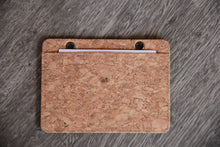 Charger l&#39;image dans la galerie, Kartenhalter &amp; Lanyard aus Kork / Ausweishülle, vegan ohne Plastik
