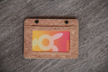 Charger l&#39;image dans la galerie, Kartenhalter &amp; Lanyard aus Kork / Ausweishülle, vegan ohne Plastik
