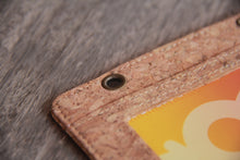Charger l&#39;image dans la galerie, Kartenhalter &amp; Lanyard aus Kork / Ausweishülle, vegan ohne Plastik
