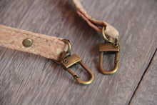 Charger l&#39;image dans la galerie, Kartenhalter &amp; Lanyard aus Kork / Ausweishülle, vegan ohne Plastik

