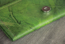 Laden des Bilds im Galerie-Viewer, Portemonnaie / Brieftasche aus recycelten Blättern in grün
