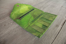 Laden des Bilds im Galerie-Viewer, Portemonnaie / Brieftasche aus recycelten Blättern in grün
