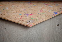 Laden des Bilds im Galerie-Viewer, Nachhaltige vegane Laptoptasche 13–14" aus Kork – MacBook Hülle, handgemacht mit Magnetverschluss, farbigen Akzenten
