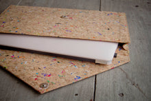 Laden des Bilds im Galerie-Viewer, Nachhaltige vegane Laptoptasche 13–14" aus Kork – MacBook Hülle, handgemacht mit Magnetverschluss, farbigen Akzenten
