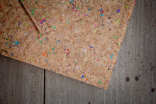 Laden des Bilds im Galerie-Viewer, Nachhaltige vegane Laptoptasche 13–14" aus Kork – MacBook Hülle, handgemacht mit Magnetverschluss, farbigen Akzenten
