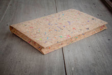 Laden des Bilds im Galerie-Viewer, Nachhaltige vegane Laptoptasche 13–14" aus Kork – MacBook Hülle, handgemacht mit Magnetverschluss, farbigen Akzenten
