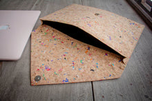 Laden des Bilds im Galerie-Viewer, Nachhaltige vegane Laptoptasche 13–14" aus Kork – MacBook Hülle, handgemacht mit Magnetverschluss, farbigen Akzenten
