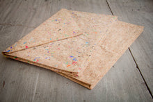 Laden des Bilds im Galerie-Viewer, Nachhaltige vegane Laptoptasche 13–14" aus Kork – MacBook Hülle, handgemacht mit Magnetverschluss, Natur
