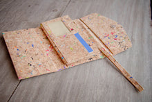 Cargar imagen en el visor de la galería, Cartera/billetera de corcho con detalles de color
