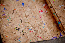 Cargar imagen en el visor de la galería, Cartera/billetera de corcho con detalles de color
