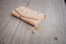 Cargar imagen en el visor de la galería, Cartera/billetera de corcho con detalles de color
