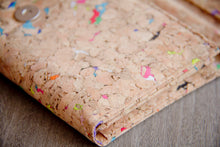 Cargar imagen en el visor de la galería, Cartera/billetera de corcho con detalles de color

