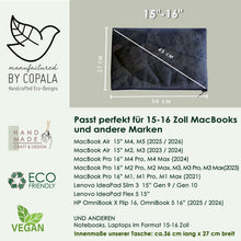 Charger l'image dans la galerie, Gefütterte nachhaltige Laptop Hülle 15–16 Zoll aus Blattleder – Handgenähte vegane Laptoptasche, wasserabweisendes Laptop Case, Unikat für MacBook Air &amp; Pro in grau -metallic/ dunkelbraun
