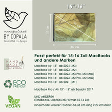 Laden des Bilds im Galerie-Viewer, Vegane Laptoptasche aus recycelten Blättern für 15–16 Zoll MacBook – Handgemacht, grün-goldene Blattstruktur mit Maßen 36 x 27 cm, geeignet für MacBook Air/Pro ab 2021
