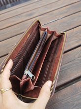 Indlæs billede til gallerivisning Portemonnaie/ Geldbörse aus recycelten Blättern, Nachhaltige vegan Brieftasche mit Zipper in Braun - Vegan &amp; umweltfreundlich
