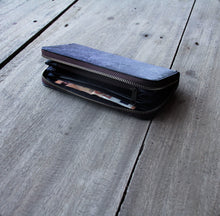Cargar imagen en el visor de la galería, Monedero/billetera hecha con hojas recicladas
