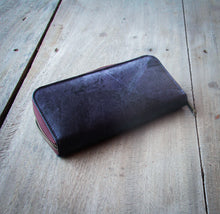 Cargar imagen en el visor de la galería, Monedero/billetera hecha con hojas recicladas
