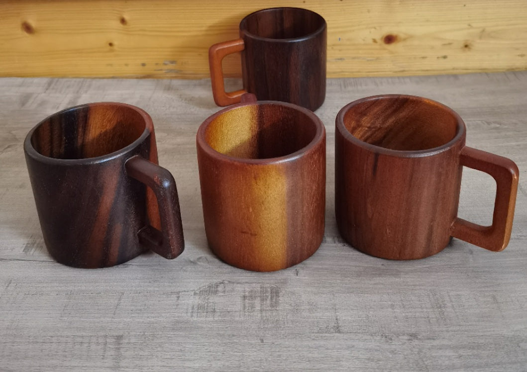 Becher aus dunklem Akazien Holz, Kaffeetasse