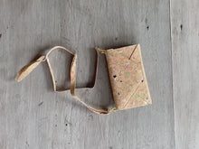 Laden und Abspielen von Videos im Galerie-Viewer, Handtasche / Clutch / Brieftasche aus Kork

