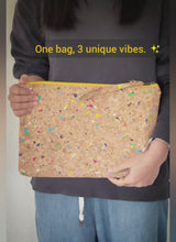 Laden und Abspielen von Videos im Galerie-Viewer, Nachhaltige 15–16 Zoll Kork Laptoptasche | Gefütterte vegane Laptop Hülle, Laptop Sleeve mit gelbem Zipper – handgemacht &amp; wasserabweisend | Unikat-Schutzhülle für MacBook Air/Pro, Lenovo &amp; HP : Farb-Akzenten
