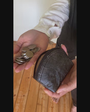 Laden und Abspielen von Videos im Galerie-Viewer, Portemonnaie / Mini-Etui aus recycelten Blättern  in gelb
