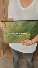 Cargar y reproducir el video en el visor de la galería, Funda para portátil de 15&quot; - 16&quot; pulgadas fabricada con hojas recicladas en color amarillo
