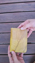Charger et lire la vidéo dans la visionneuse de la Galerie, Nachhaltiges Portemonnaie aus recycelten Blättern in gelb mit Zipper – vegan &amp; umweltfreundlich (Copy)
