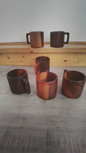 Laden und Abspielen von Videos im Galerie-Viewer, Becher aus dunklem Akazien Holz, Kaffeetasse
