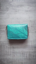 Laden und Abspielen von Videos im Galerie-Viewer, Nachhaltiges Portemonnaie aus recycelten Blättern in türkis mit Zipper – vegan &amp; umweltfreundlich
