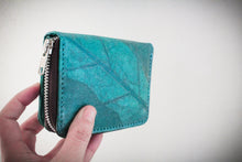 Laden des Bilds im Galerie-Viewer, Nachhaltiges Portemonnaie aus recycelten Blättern in türkis mit Zipper – vegan &amp; umweltfreundlich
