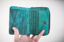 Laden des Bilds im Galerie-Viewer, Nachhaltiges Portemonnaie aus recycelten Blättern in türkis mit Zipper – vegan &amp; umweltfreundlich
