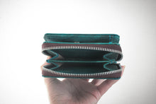 Laden des Bilds im Galerie-Viewer, Nachhaltiges Portemonnaie aus recycelten Blättern in türkis mit Zipper – vegan &amp; umweltfreundlich
