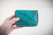 Laden des Bilds im Galerie-Viewer, Nachhaltiges Portemonnaie aus recycelten Blättern in türkis mit Zipper – vegan &amp; umweltfreundlich
