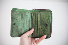 Laden des Bilds im Galerie-Viewer, Offenes, grünes Blatt-Portemonnaie vor weißem Hintergrund mit Kartenfächern und Druckknopf-Verschluss.

Open green leaf wallet against a white background featuring card slots and a snap button closure.
