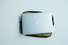 Carica l&#39;immagine nel visualizzatore di Gallery, Kraft Paper Laptop Case, handmade und vegan 
