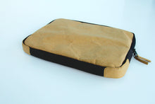 Carica l&#39;immagine nel visualizzatore di Gallery, Kraft Paper Laptop Tasche, handmade und vegan 
