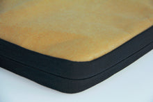 Carica l&#39;immagine nel visualizzatore di Gallery, Nachhaltige Laptop Case aus Kraft Papier

