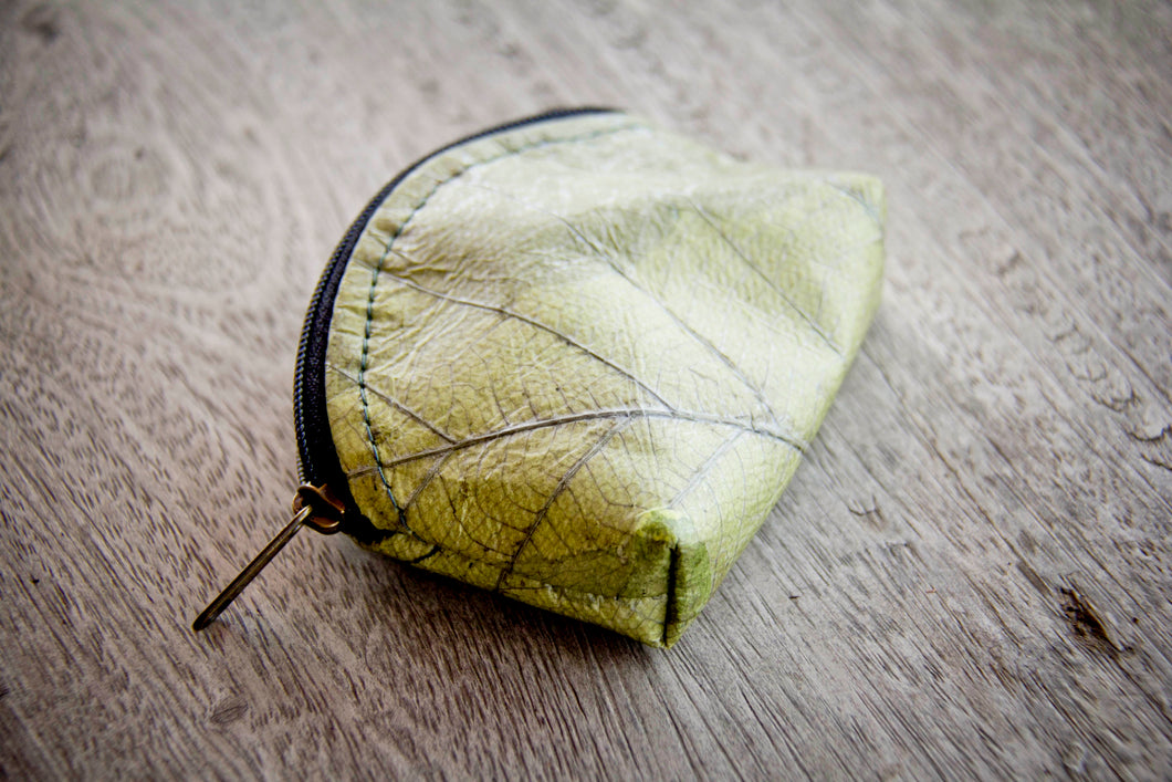 Portemonnaie / Mini-Etui aus recycelten Blättern in grün