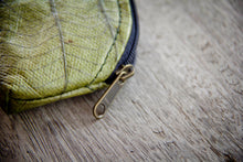 Afbeelding in Gallery-weergave laden, Portemonnaie / Mini-Etui aus recycelten Blättern in grün
