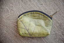 Afbeelding in Gallery-weergave laden, Portemonnaie / Mini-Etui aus recycelten Blättern in grün
