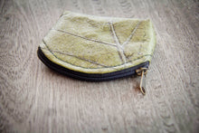 Afbeelding in Gallery-weergave laden, Portemonnaie / Mini-Etui aus recycelten Blättern in grün
