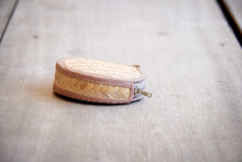 Laden des Bilds im Galerie-Viewer, Mini Geldbörse aus Bambus Holz  mit Zipper
