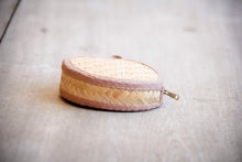Laden des Bilds im Galerie-Viewer, Mini Geldbörse aus Bambus Holz  mit Zipper
